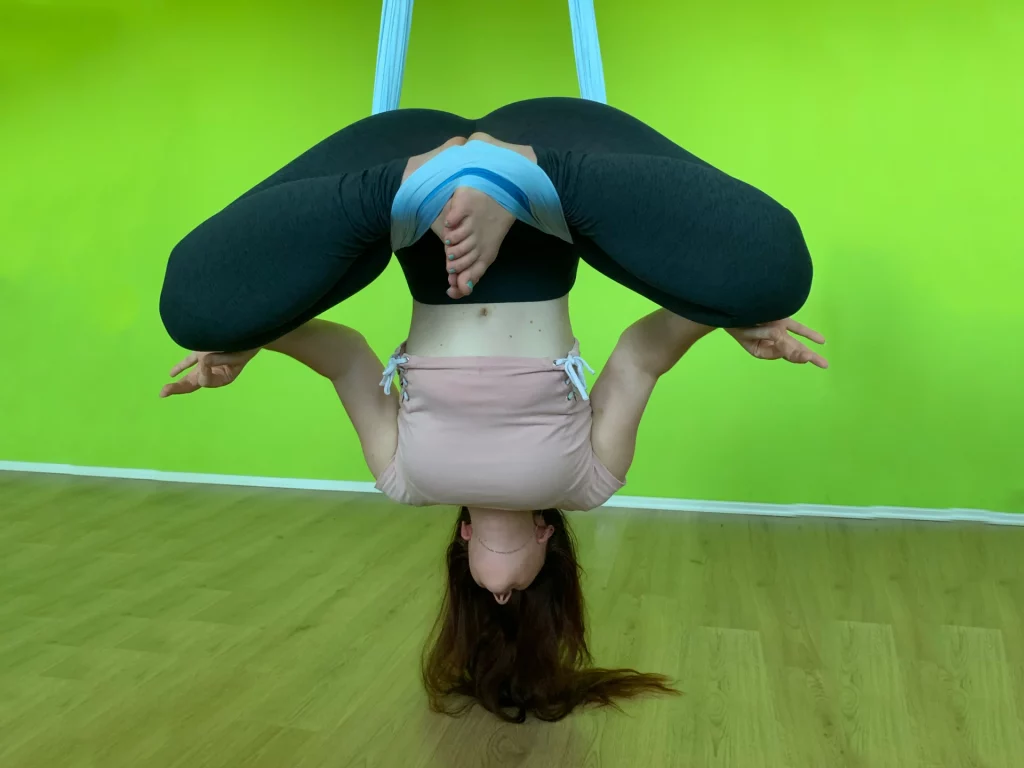 Aerial Yoga - Umgekehrter Lotus